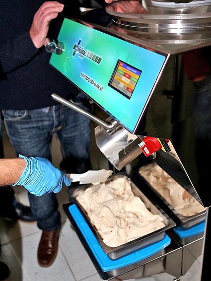 Mantecadora Vertical fabricada por MEJISA, expertos en maquinaria de hosteleria para hacer helados de forma artesanal